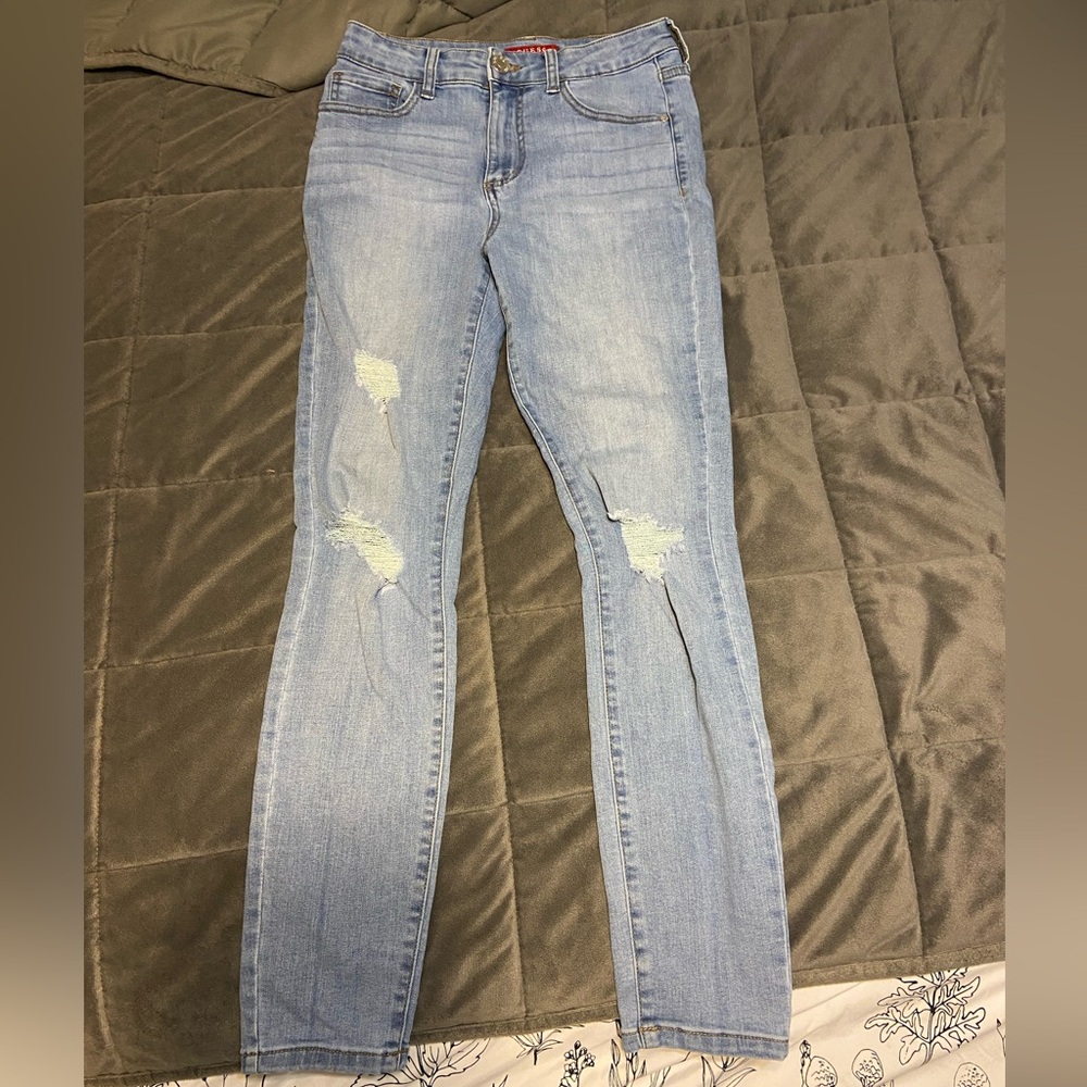 GUESS high-waisted light wash distressed skinny jeans (size: 26)